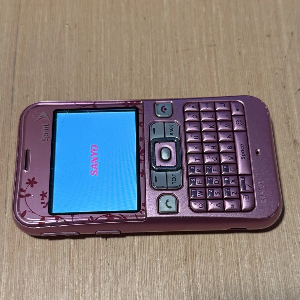 Sprint Mobile Sanyo Model:SCP-2700 Pink Cell Phone Turns On No Charg Read Info!